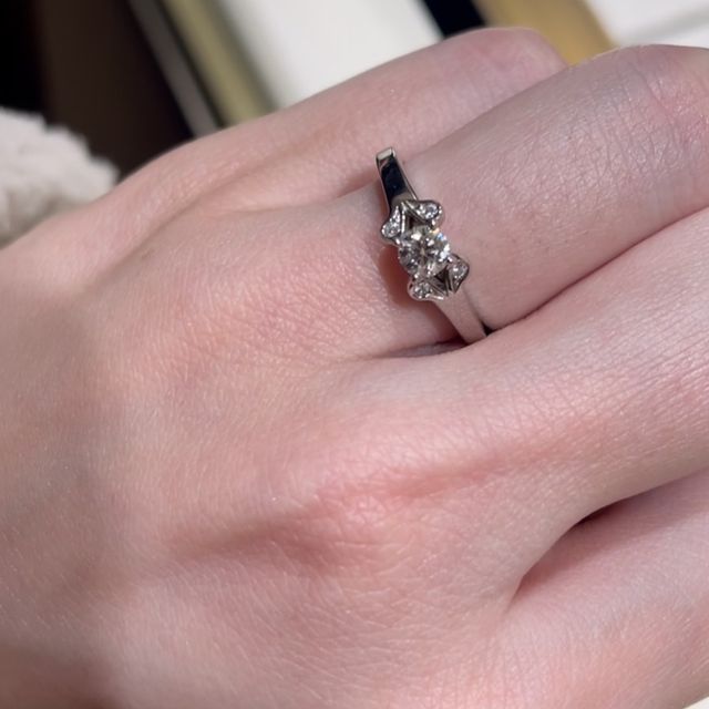 【ティファニー(Tiffany & Co.)の口コミ】 ザ、婚約指輪というような感じがしました。横から見た時の存在感もしっか…
