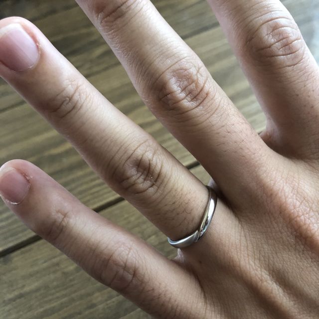 【ジュエリーツツミ(JEWELRY TSUTSUMI)の口コミ】 動画の説明文にも書きましたが、V字デザインの切り替えの部分でつや加工と…