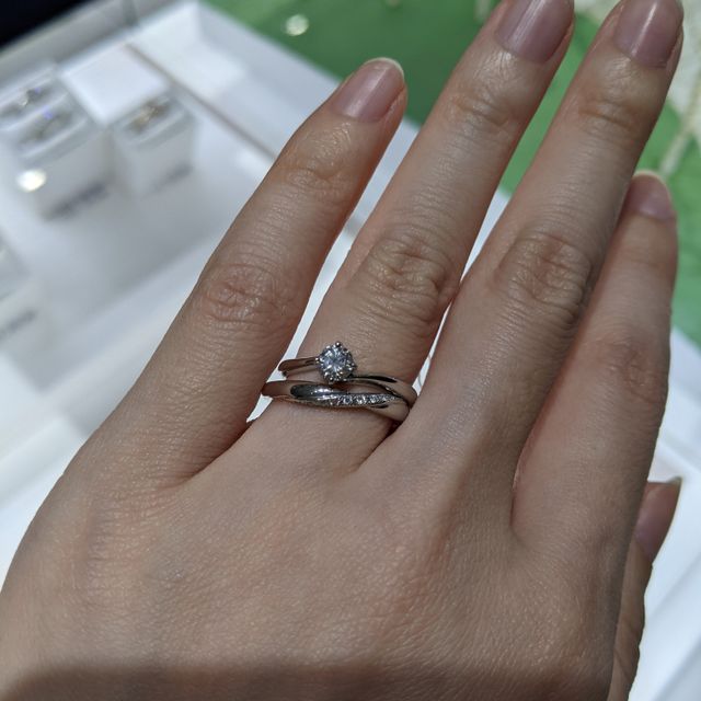 【ヴァンドーム青山(VENDOME AOYAMA)の口コミ】 婚約指輪のウェーブと結婚指輪のウェーブがぴったりとマッチして、バラン…