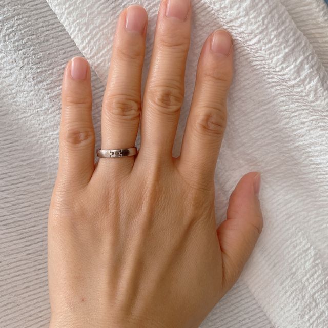 【エルメス(HERMES)の口コミ】 シルバーで細身、飽きのこないシンプルなものがほしくて探していました。…