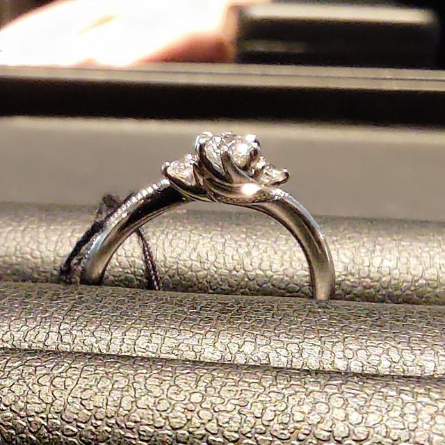 【エクセルコダイヤモンド(EXELCO DIAMOND)の口コミ】 指の形や肌色からいくつかピックアップいただいたうちの一つでした。もう…