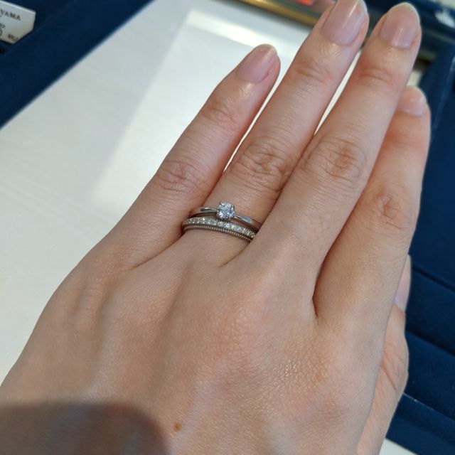 【ヴァンドーム青山(VENDOME AOYAMA)の口コミ】 ストレートの婚約指輪と、ミル打ちの入ったハーフエタニティリングを重ね…
