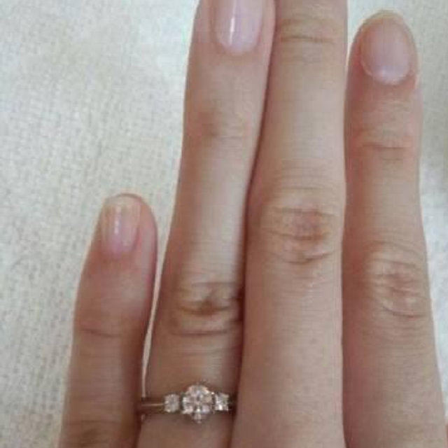 【4℃ BRIDAL(ヨンドシーブライダル)の口コミ】 彼女がシンプルなデザインが好きなのでそれを第一に考え探しました。種類…