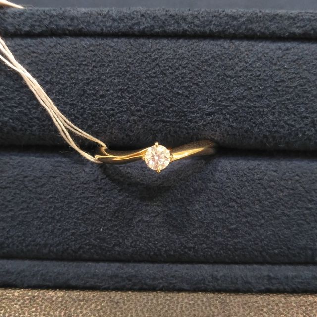 【4℃ BRIDAL(ヨンドシーブライダル)の口コミ】 爪が4本のシンプルな婚約指輪です。指輪のカーブがエレガントです。指輪の…