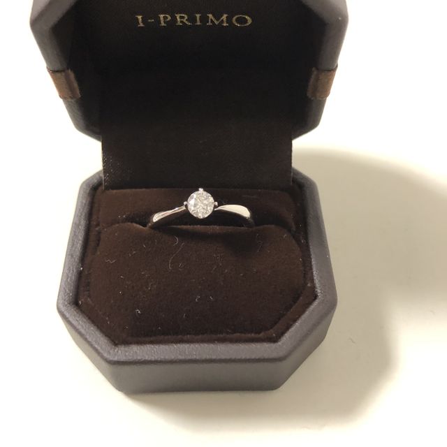 【アイプリモ(I-PRIMO)の口コミ】 彼がサプライズで購入をしてくれました。
ダイヤのカット方法やカラット数…