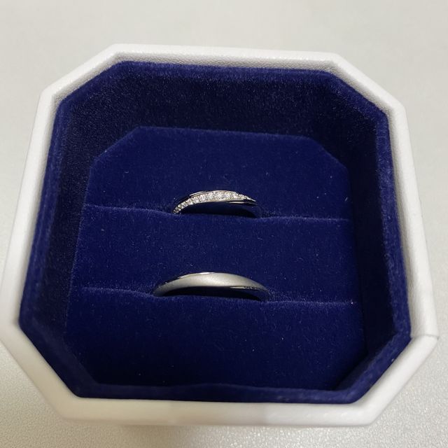 【4℃ BRIDAL(ヨンドシーブライダル)の口コミ】 購入前に予算は20〜25万円と決めて来店しました。デザインはダイヤが斜め…