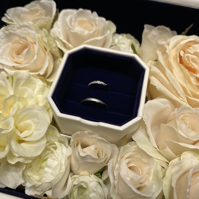 【4℃ BRIDAL(ヨンドシーブライダル)の口コミ】 購入前に予算は20〜25万円と決めて来店しました。デザインはダイヤが斜め…