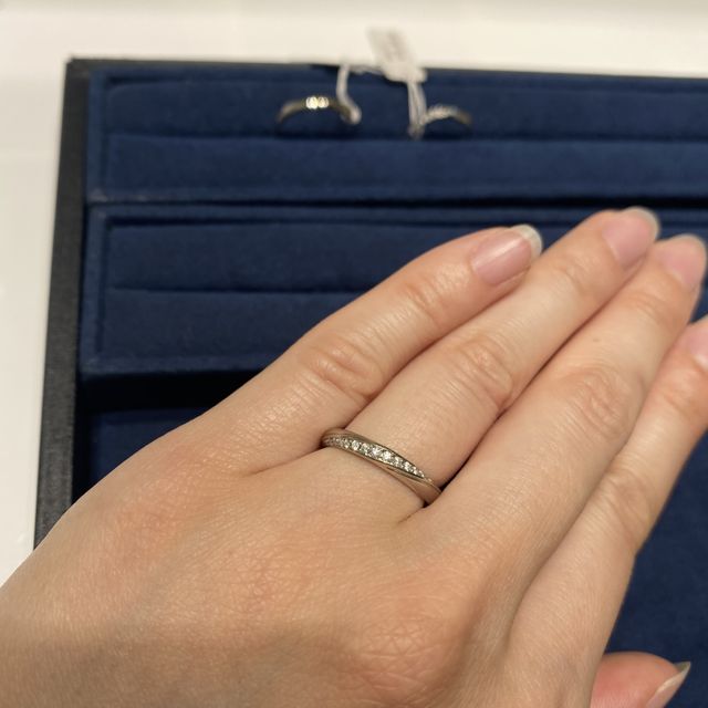 【4℃ BRIDAL(ヨンドシーブライダル)の口コミ】 購入前に予算は20〜25万円と決めて来店しました。デザインはダイヤが斜め…