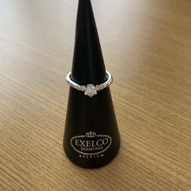 【エクセルコダイヤモンド(EXELCO DIAMOND)の口コミ】 まずは婚約指輪を選びました。あまりダイヤの土台の高さが高過ぎず、細か…