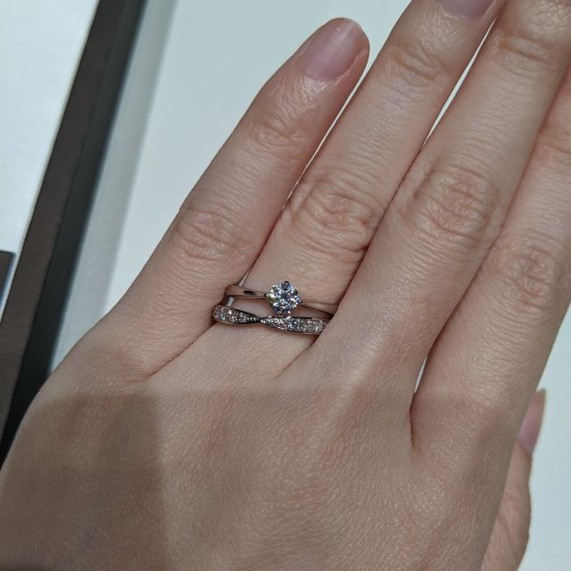 【アイプリモ(I-PRIMO)の口コミ】 婚約指輪はダイヤモンドの高さがなく、普段使いしてもひっかかりの心配が…
