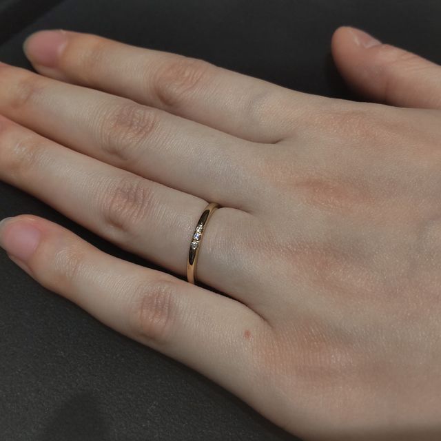 【ティファニー(Tiffany & Co.)の口コミ】 18Kゴールドにラウンド ブリリアント カット ダイヤモンドが3個セッティン…