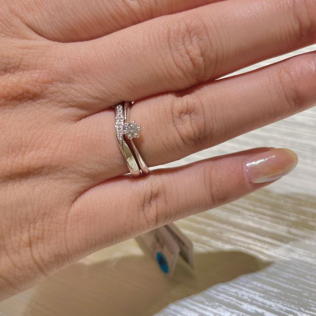 【TRECENTI(トレセンテ)の口コミ】 デザイン、ダイヤの質がとても自分好みでした。
細めの指輪でもしっかり強…