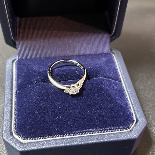 【銀座ダイヤモンドシライシの口コミ】 銀座ダイアモンドシライシでは、かなり指輪のデザインが豊富でどの形にす…