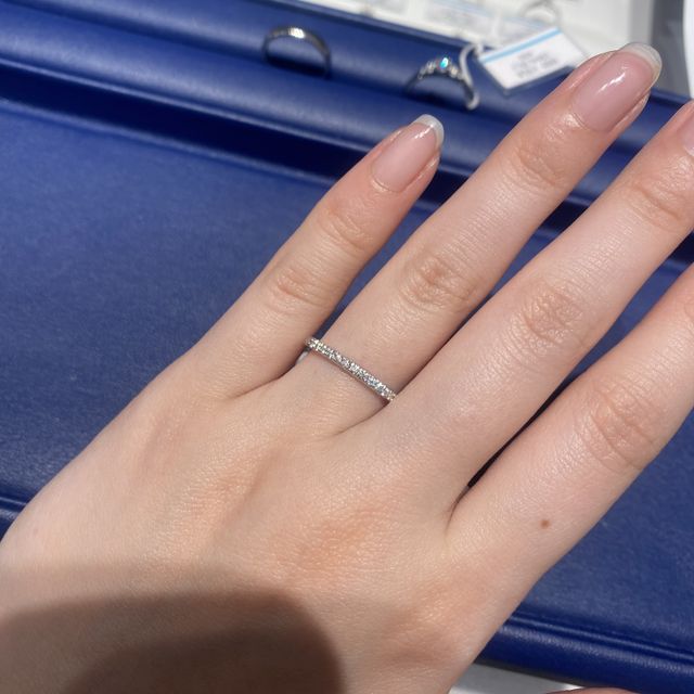 【銀座ダイヤモンドシライシの口コミ】 並んだダイヤモンドがキラキラ輝いていて綺麗で一目惚れしました。
ハーフ…