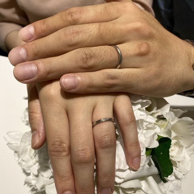 【4℃ BRIDAL(ヨンドシーブライダル)の口コミ】 ストレートデザイン希望で、斜めに入ったデザインが気に入り購入しました…