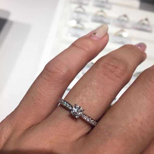 【銀座ダイヤモンドシライシの口コミ】 銀座を中心に複数の店舗を回りましたが、ダイアモンドの輝きが一番綺麗で…