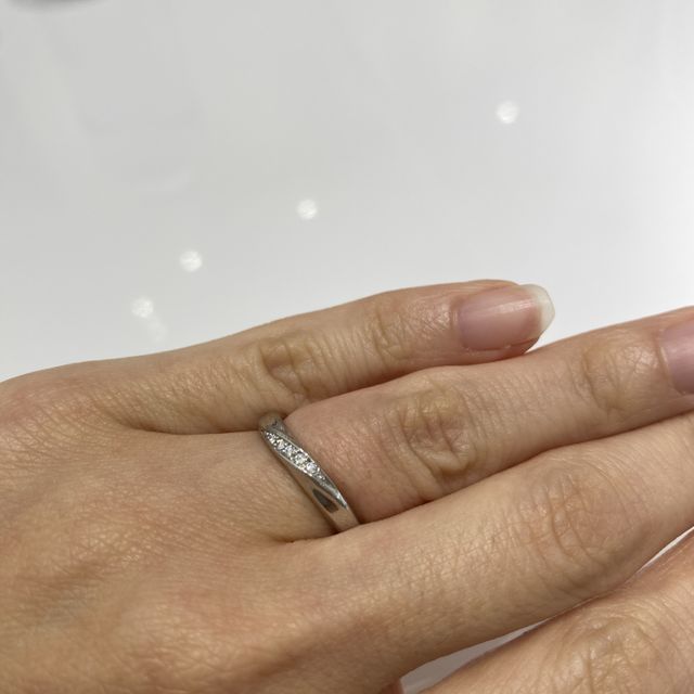 【4℃ BRIDAL(ヨンドシーブライダル)の口コミ】 Aqua Cilｙというタイプの指輪です。シンプルなデザインですが、5石のダイ…