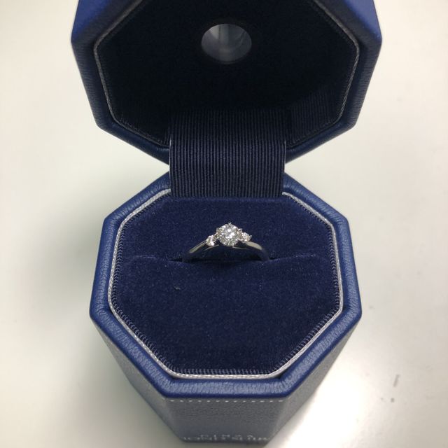 【銀座ダイヤモンドシライシの口コミ】 彼女と一緒に選びに行きました。彼女はデザインや素材などかなり悩んでい…