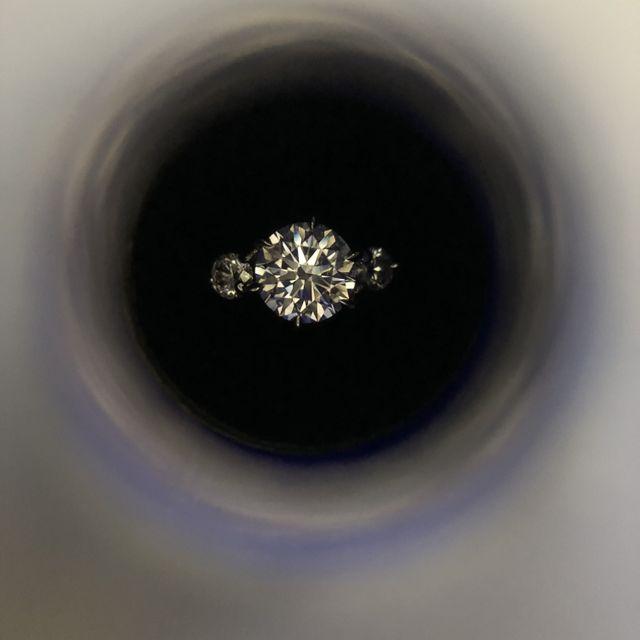 【銀座ダイヤモンドシライシの口コミ】 彼女と一緒に選びに行きました。彼女はデザインや素材などかなり悩んでい…