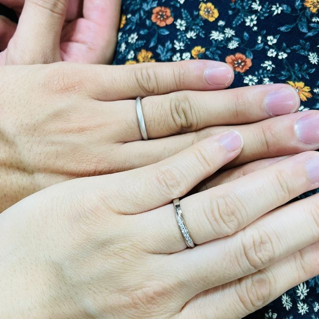 【4℃ BRIDAL(ヨンドシーブライダル)の口コミ】 決め手は指輪のデザインです。
シンプルめで、斜めに線が入っているタイプ…