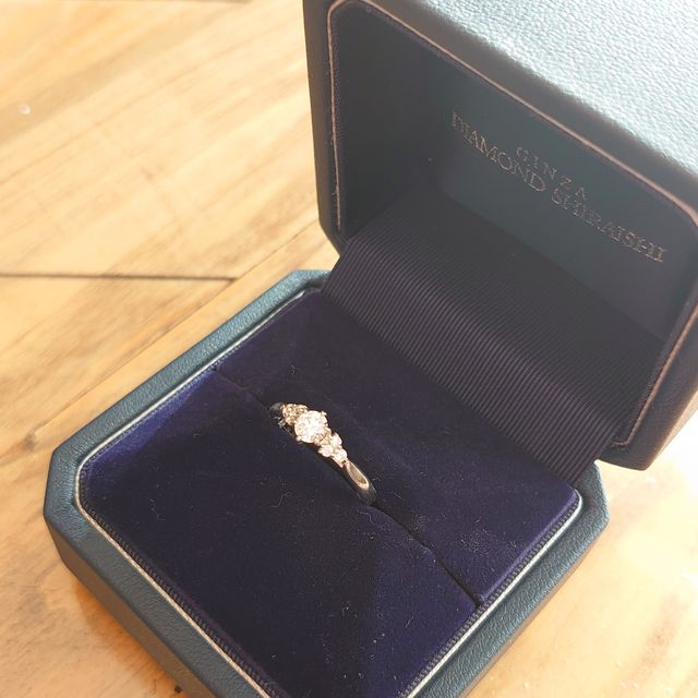 【銀座ダイヤモンドシライシの口コミ】 センターダイヤと両サイドにメレダイヤが3つずつ付いたブーケクレッセント…