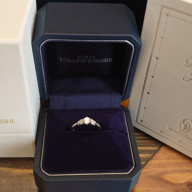 【銀座ダイヤモンドシライシの口コミ】 センターダイヤと両サイドにメレダイヤが3つずつ付いたブーケクレッセント…