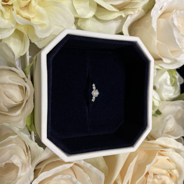 【4℃ BRIDAL(ヨンドシーブライダル)の口コミ】 友人が婚約指輪を4℃ブライダルで購入しておすすめだよと話を聞き、1番最初…