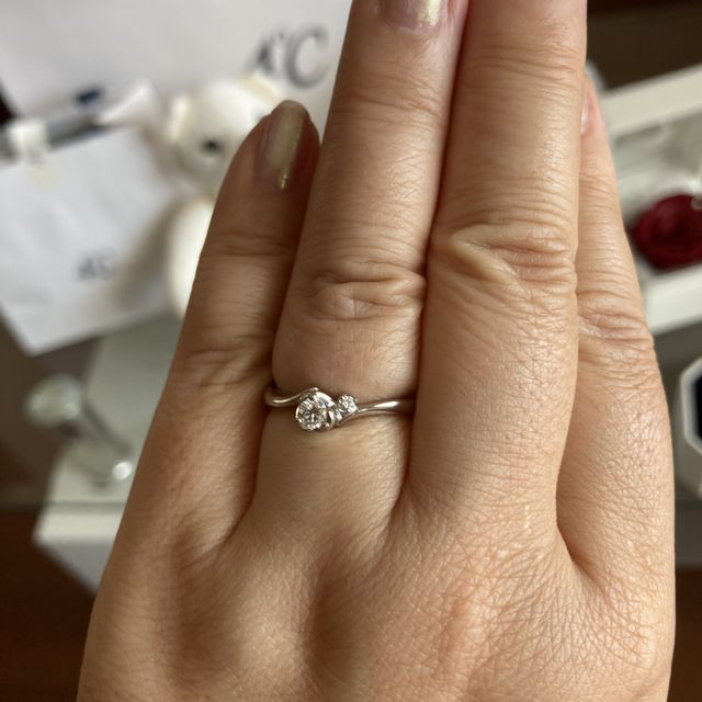 【4℃ BRIDAL(ヨンドシーブライダル)の口コミ】 いかにも、婚約指輪みたいなデザインは苦手で、普段使いに着けれる小ぶり…