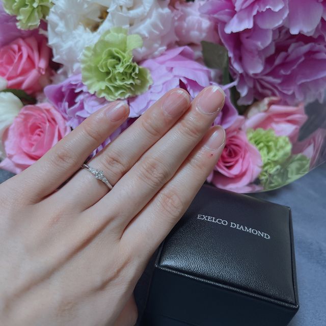 【エクセルコダイヤモンド(EXELCO DIAMOND)の口コミ】 細身のリングでダイヤモンドも大きすぎずいやらしさがないところに惹かれ…