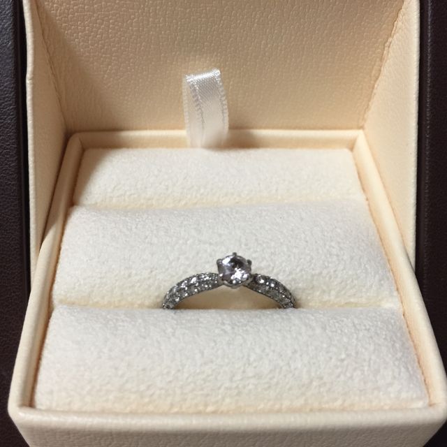 【Princess Bijou(プリンセス・ビジュー)の口コミ】 数店舗まわった後この指輪に出会いました。お値段にビックリしたのと、可…