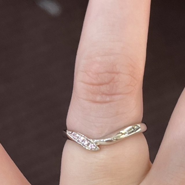 【俄(にわか)の口コミ】 ピンクサファイアを使用していて可愛らしいところです。vラインによって指…