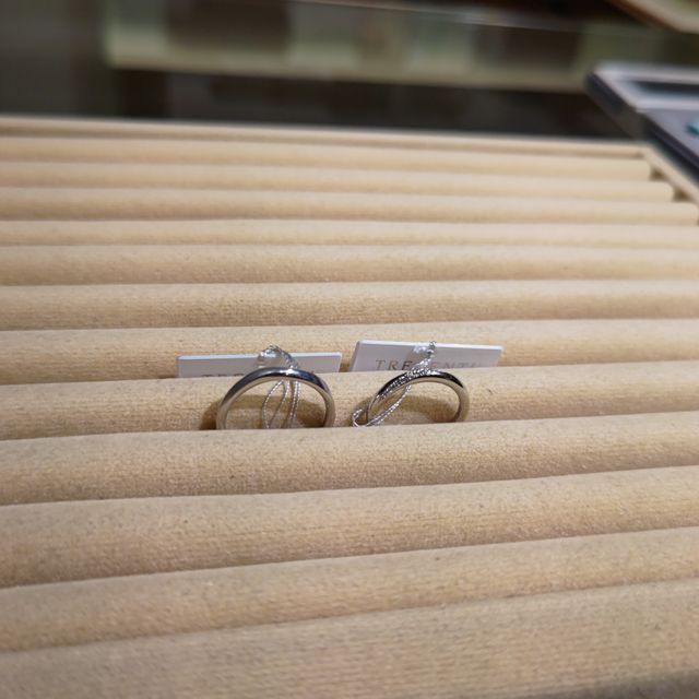 【TRECENTI(トレセンテ)の口コミ】 新郎用の指輪です。3ミリのものですが、安っぽい感じはまったくありません…