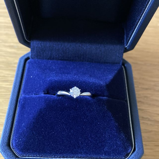 【銀座ダイヤモンドシライシの口コミ】 元々はとにかくシンプルで、夫が用意してくれたダイヤモンドが映えるもの…