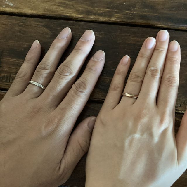 【銀座ダイヤモンドシライシの口コミ】 婚約指輪がv字で、結婚指輪も着用時にピッタリと一体感を感じられるような…