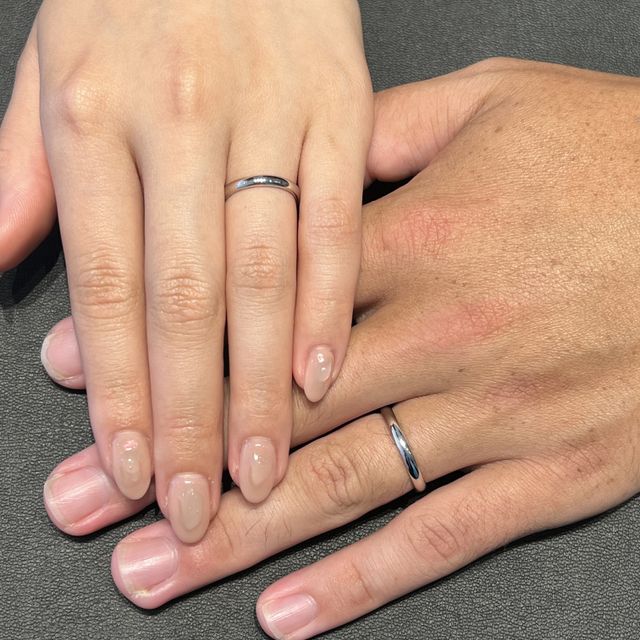 【銀座ダイヤモンドシライシの口コミ】 とにかくシンプルな指輪がいいなーと思っていて、Instagramでつけ心地の良…