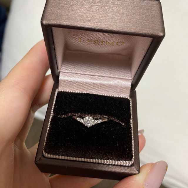 【アイプリモ(I-PRIMO)の口コミ】 指輪のデザインで決めました。横にある小さめなダイヤが真ん中のダイヤを…