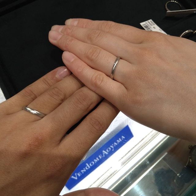 【ヴァンドーム青山(VENDOME AOYAMA)の口コミ】 つけた時の印象が結婚指輪選びの決め手になりました。
と言うのも、あんま…