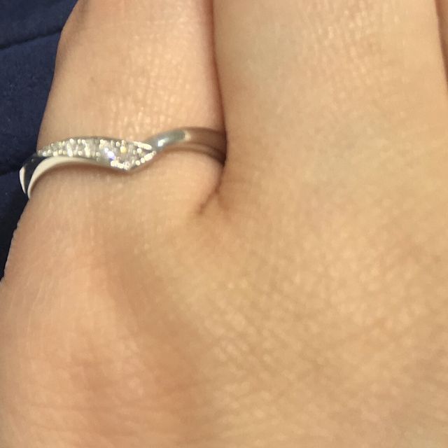 【4℃ BRIDAL(ヨンドシーブライダル)の口コミ】 マリッジリングを選びました。
V字ラインで指を綺麗に見せてくれるもので…