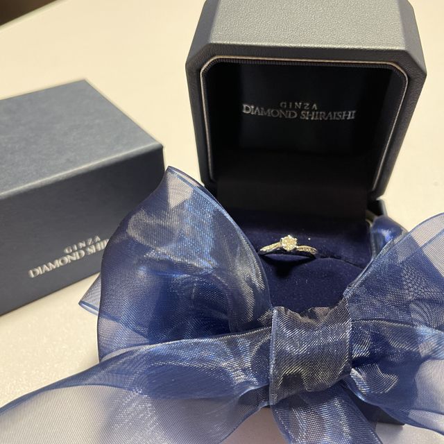 【銀座ダイヤモンドシライシの口コミ】 2人ともデザイン、つけ心地の観点からクレイルの指輪が気に入り、購入を決…