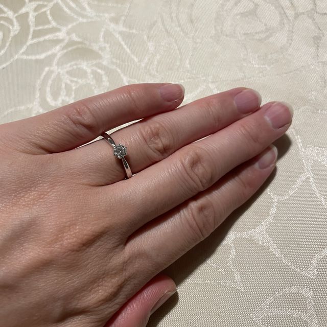 【銀座ダイヤモンドシライシの口コミ】 ホリミナスというデザインです。
気に入った指輪のデザインと、ダイヤを決…