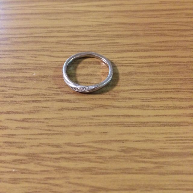 【4℃ BRIDAL(ヨンドシーブライダル)の口コミ】 婚約指輪を省いたので少しダイヤがあるものが良かった。
プラチナで傷みに…