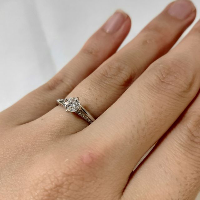 【エクセルコダイヤモンド(EXELCO DIAMOND)の口コミ】 この指輪を見せてもらい、試着して、ピンと来ました！これだ！ってなりま…