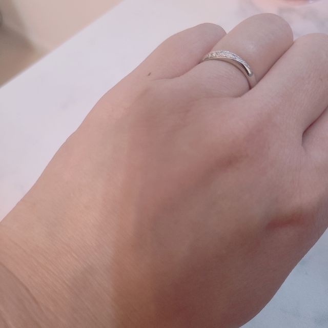 【PURE WHITE(ピュアホワイト)の口コミ】 指輪のダイヤモンドのキラキラ感が素敵だったのとお互いの誕生石を入れる…