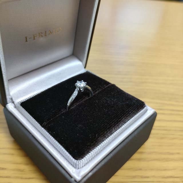 【アイプリモ(I-PRIMO)の口コミ】 どこから見てもダイヤモンドが見えるので、正面からはもちろん、正面以外…