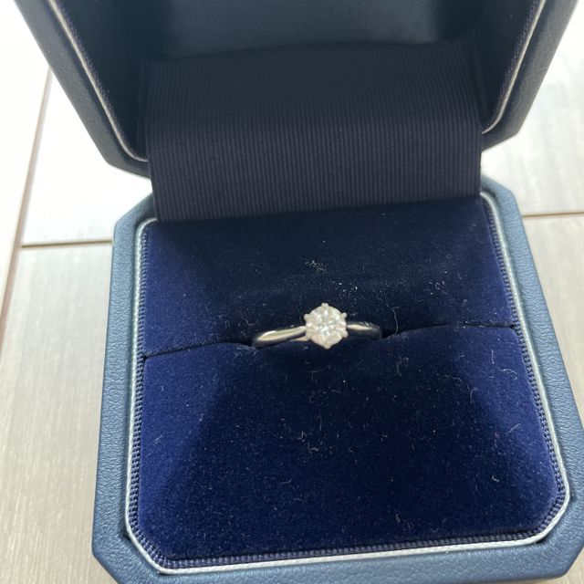 【銀座ダイヤモンドシライシの口コミ】 付け心地とデザインです。ザ・婚約指輪というデザインにあこがれていて１…