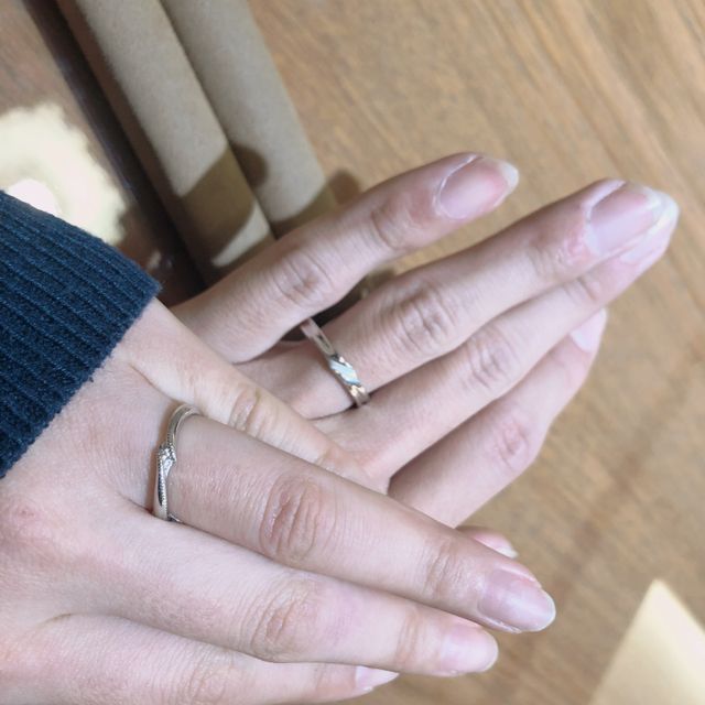 【Mariage ent(マリアージュエント)の口コミ】 あまり他にないデザインがよかったので、これに決めました。真ん中にダイ…