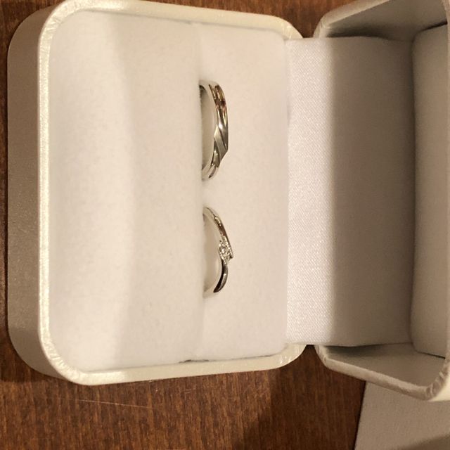 【Mariage ent(マリアージュエント)の口コミ】 あまり他にないデザインがよかったので、これに決めました。真ん中にダイ…