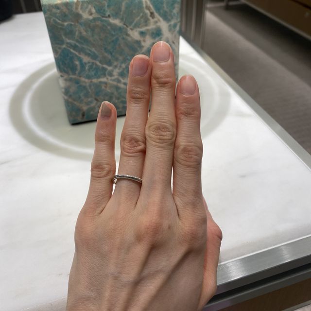 【ティファニー(Tiffany & Co.)の口コミ】 ストレートの細身で女性らしいデザインです。シンプルですがダイヤモンド…