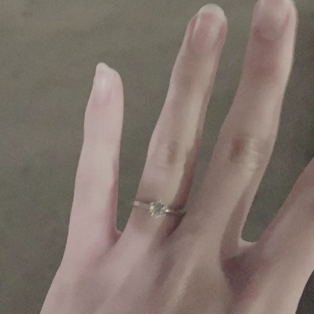 【ティファニー(Tiffany & Co.)の口コミ】 真ん中に一粒ダイヤがあり王道の婚約指輪が良いなと以前より思っていまし…