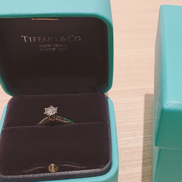 【ティファニー(Tiffany & Co.)の口コミ】 真ん中に一粒ダイヤがあり王道の婚約指輪が良いなと以前より思っていまし…